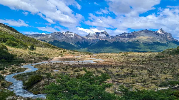 Camino entre bosques hacia Laguna Esmeralda