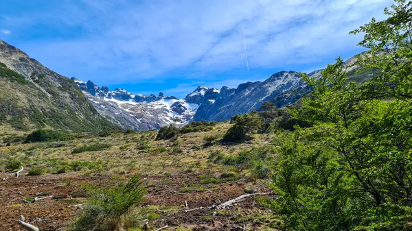 Laguna Esmeralda con montañas al fondo