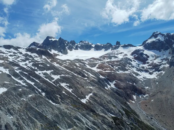 Vista aérea de las montañas nevadas de Ushuaia