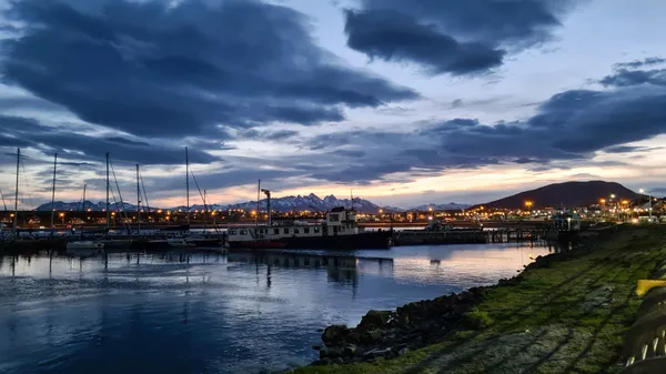 Atardecer sobre el puerto de Ushuaia